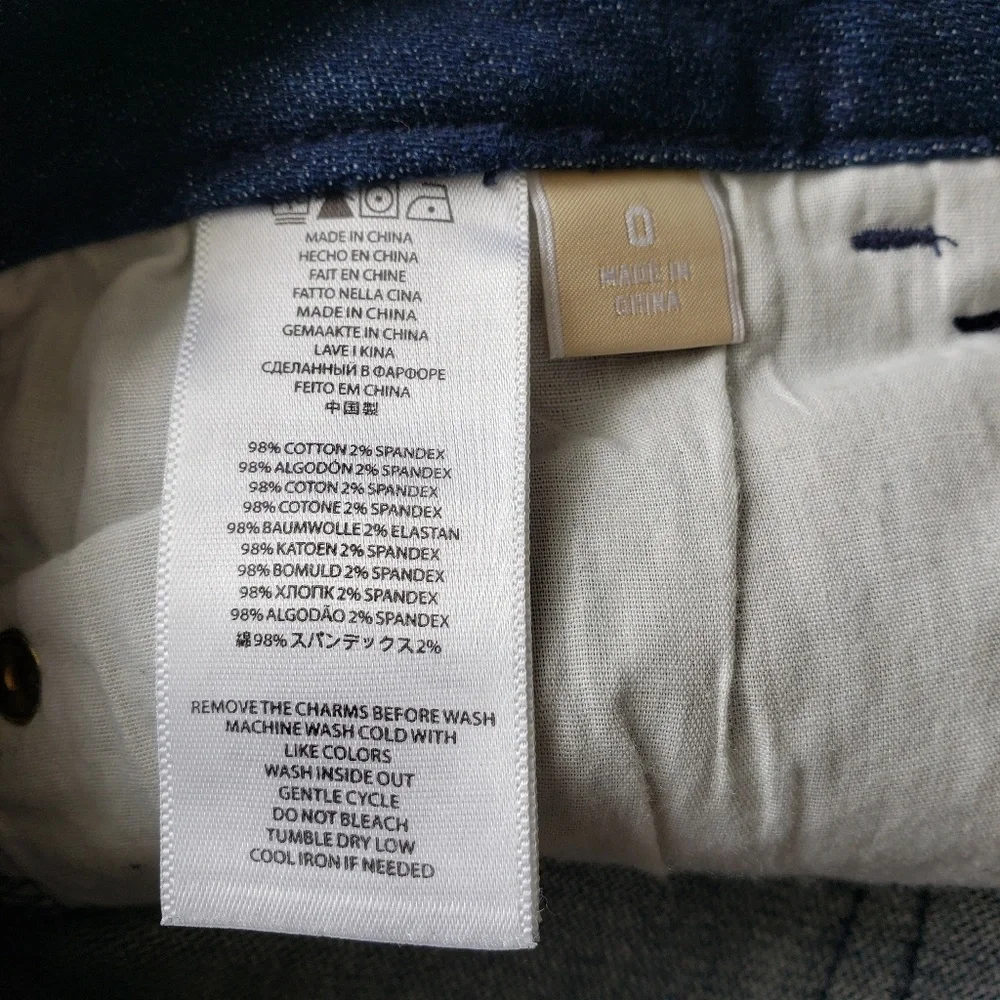 💙Michael Kors cropped jeans with gold MK charm 🤍Size 0